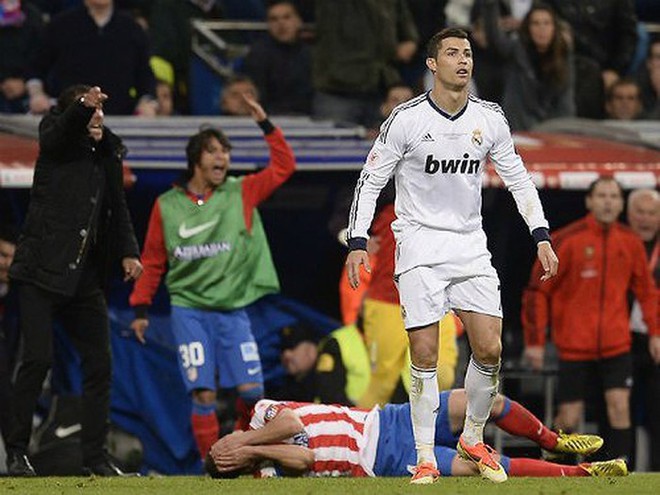 Ronaldo từng 11 lần dính thẻ đỏ như thế nào? - Ảnh 9.
