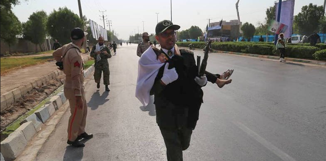 Ngụy trang bằng quân phục, khủng bố táo tợn nã súng trong lễ duyệt binh Iran, 74 người thương vong - Ảnh 2.