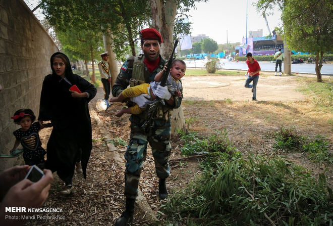 Ngụy trang bằng quân phục, khủng bố táo tợn nã súng trong lễ duyệt binh Iran, 74 người thương vong - Ảnh 3.