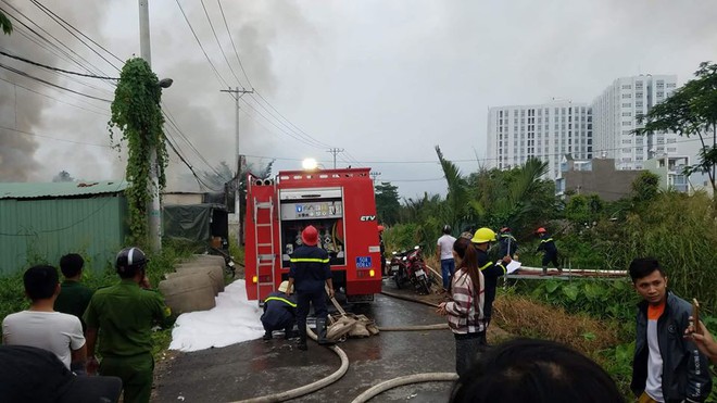 Kho xưởng bốc cháy dữ dội trong mưa ở Sài Gòn, khói đen bốc cao hàng chục mét - Ảnh 5.