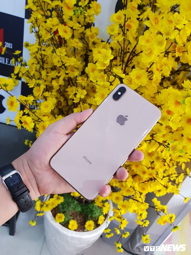 Giá iPhone XS Max tại Việt Nam giảm gần một nửa sau 2 ngày mở bán - Ảnh 1.