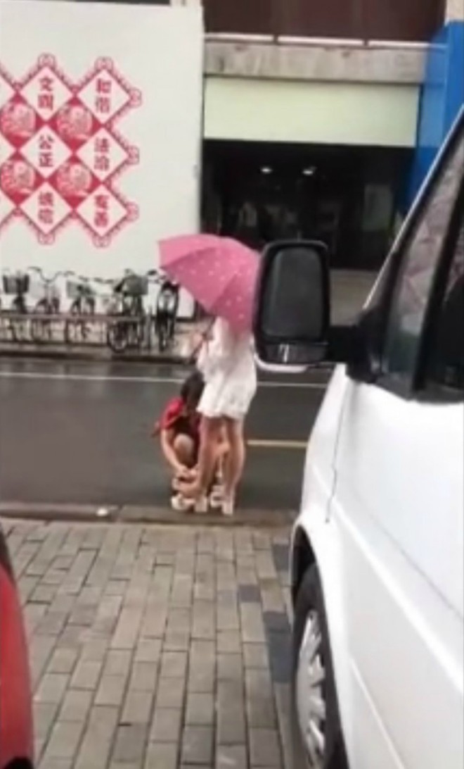 Cô gái bắt mẹ cúi xuống lau giày giữa trời mưa bị dân mạng ném đá dữ dội - Ảnh 2.
