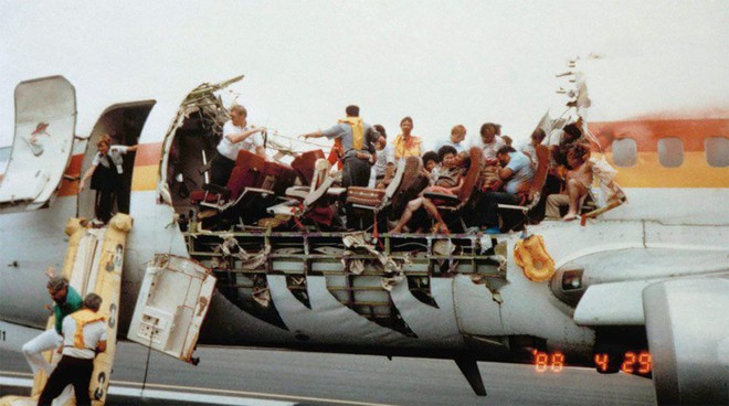 Ly kỳ máy bay chở khách tốc mái khi bay trên Thái Bình Dương vẫn hạ cánh an toàn - Ảnh 2.