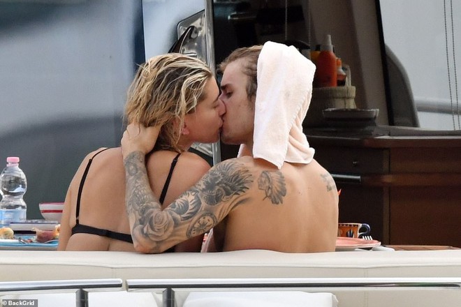 Hailey Baldwin mặc bikini ôm hôn Justin Bieber không rời trên du thuyền sang chảnh - Ảnh 3.
