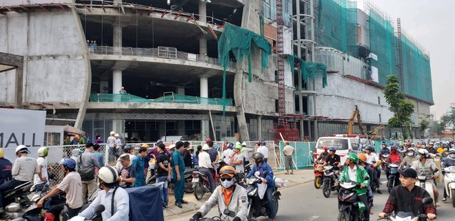 Rơi từ công trình trung tâm thương mại ở Sài Gòn, 3 công nhân nằm bất động - Ảnh 1.