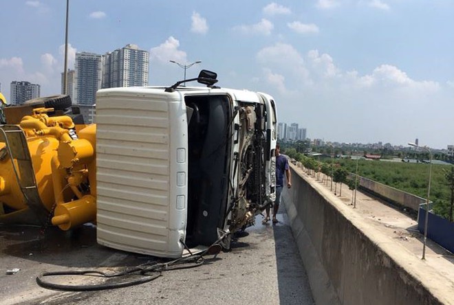 Hà Nội: Xe bồn nổ lốp lật ngang, đường vành đai 3 ùn tắc nghiêm trọng - Ảnh 3.