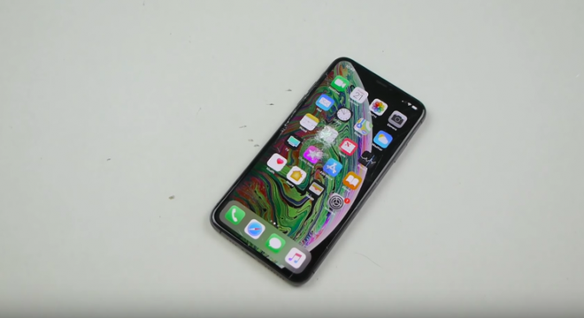 Thử độ bền iPhone Xs Max bằng dao và búa, kết quả sẽ làm bạn sửng sốt - Ảnh 4.