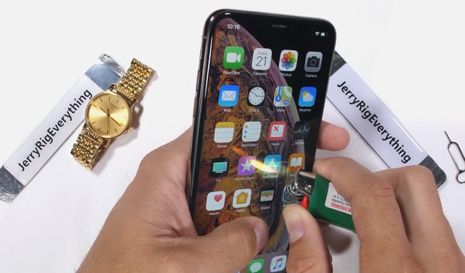 JerryRigEveryThing tra tấn iPhone XS Max: Apple đã chém gió về tấm kính bảo vệ màn hình? - Ảnh 4.