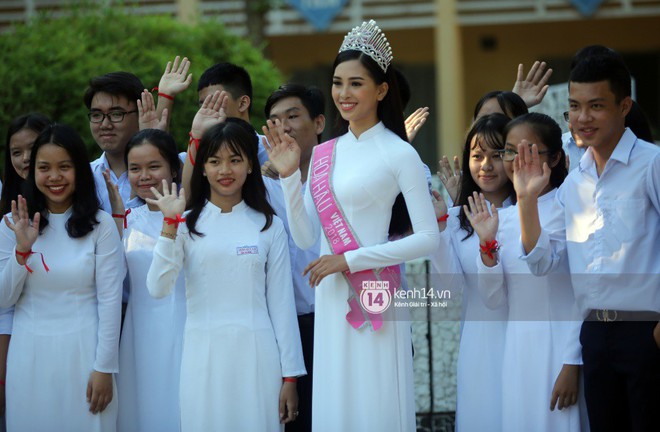 Hoa hậu Trần Tiểu Vy dịu dàng trong tà áo dài nữ sinh, về trường cũ tại Hội An dự lễ chào cờ - Ảnh 6.