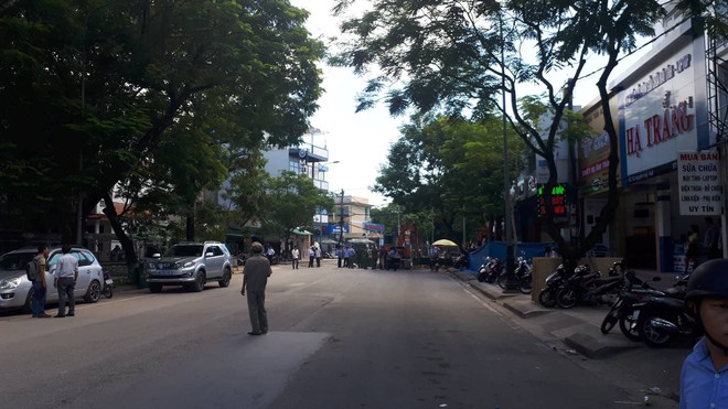Phong tỏa tuyến đường ở trung tâm Huế vì cửa hàng nghi bị ném mìn  - Ảnh 2.
