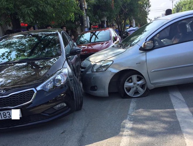 Tài xế ô tô thoát chết khó tin khi bị xe khác nổ lốp, đâm trực diện - Ảnh 4.