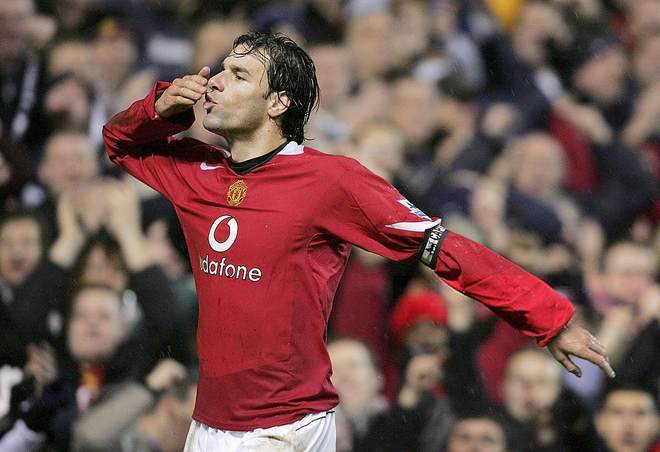 Van Nistelrooy là tội đồ của Man United, và người tàng hình là ân nhân của Liverpool - Ảnh 1.