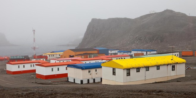 Ngôi làng nên thơ kỳ lạ giữa Nam Cực buộc bạn phải cắt bỏ một phần nội tạng nếu muốn định cư - Ảnh 1.