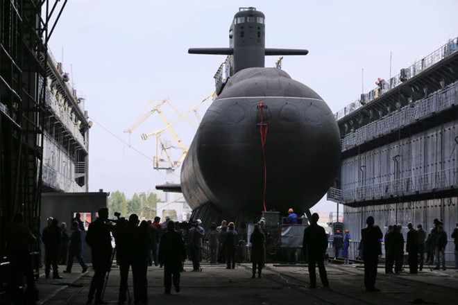 Cận cảnh tàu ngầm tàng hình “bóng ma trên biển” Kronshtadt của Nga - Ảnh 6.