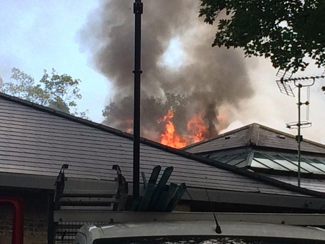 [NÓNG] Cháy lớn ở trung tâm giải trí tại London, 80 lính cứu hỏa được điều động - Ảnh 1.