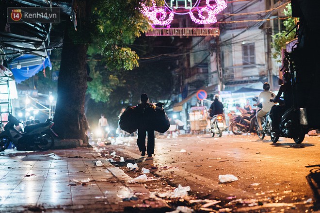 Chùm ảnh: Chợ Trung thu truyền thống ở Hà Nội ngập trong rác thải sau đêm Rằm tháng 8 - Ảnh 15.