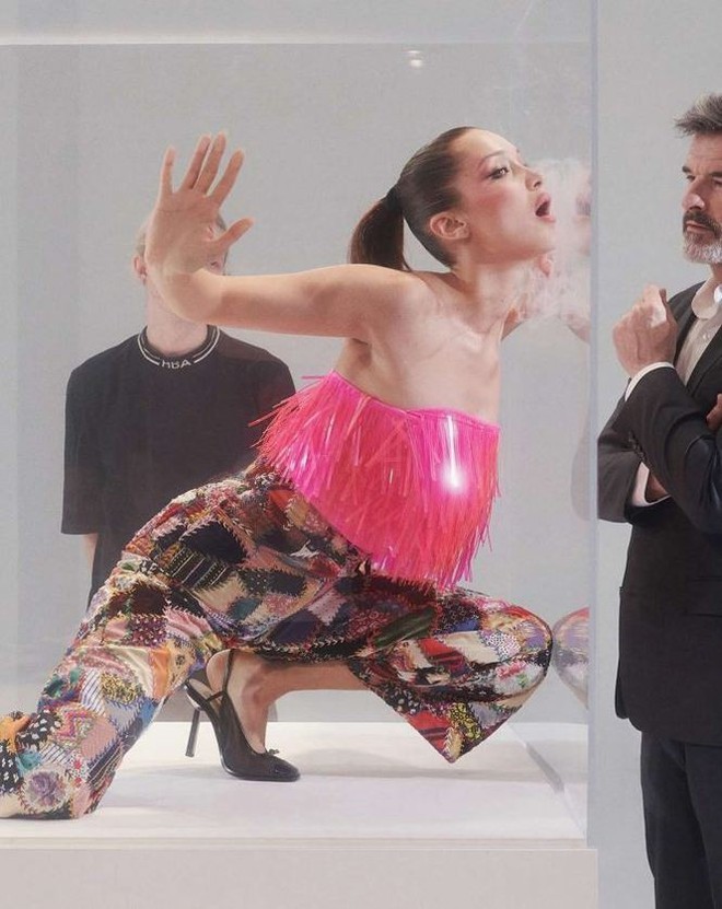 Bella Hadid tạo dáng ấn tượng gợi cảm trong tủ kính   - Ảnh 6.