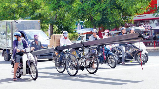 Người đàn ông và hình ảnh cực nguy hiểm trên phố, ai trông thấy cũng vội vàng tránh xa - Ảnh 4.