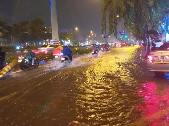 Đại lộ đẹp nhất Sài Gòn ngập sâu trong cơn mưa lớn  - Ảnh 4.
