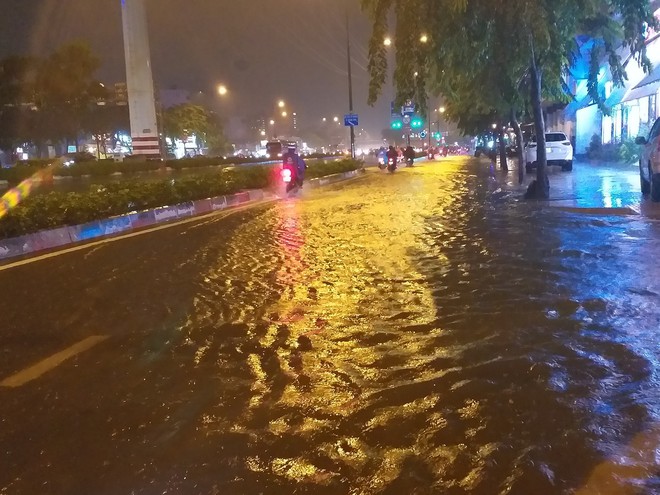 Đại lộ đẹp nhất Sài Gòn ngập sâu trong cơn mưa lớn  - Ảnh 5.