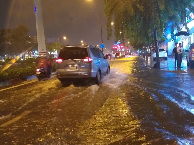 Đại lộ đẹp nhất Sài Gòn ngập sâu trong cơn mưa lớn  - Ảnh 6.