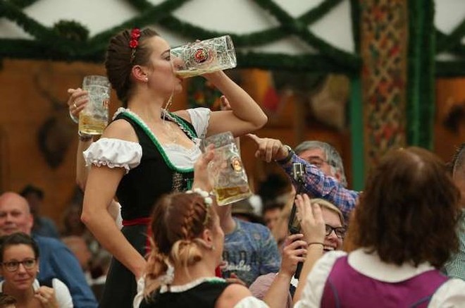 Những hình ảnh ấn tượng trong lễ hội bia Oktoberfest lớn nhất thế giới - Ảnh 1.