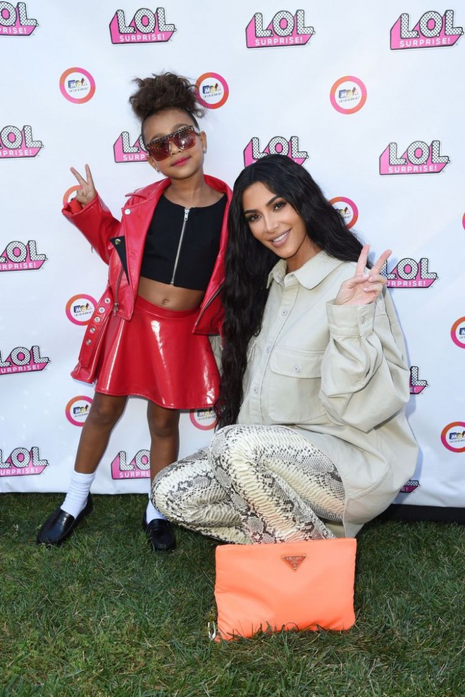 Con gái rượu của Kim Kardashian lần đầu tiên sải bước trên sàn diễn thời trang - Ảnh 1.