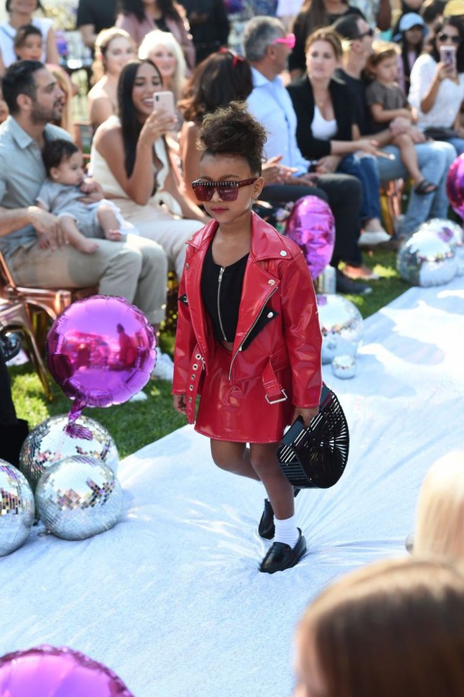 Con gái rượu của Kim Kardashian lần đầu tiên sải bước trên sàn diễn thời trang - Ảnh 2.