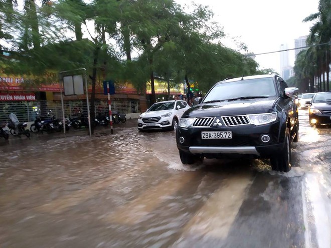 Mưa lớn cuối giờ chiều, nhiều tuyến phố Hà Nội ngập sâu trong nước - Ảnh 3.