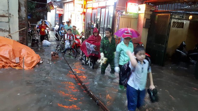 Mưa lớn cuối giờ chiều, nhiều tuyến phố Hà Nội ngập sâu trong nước - Ảnh 6.