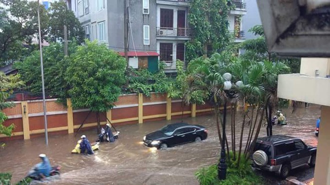 Mưa lớn cuối giờ chiều, nhiều tuyến phố Hà Nội ngập sâu trong nước - Ảnh 4.