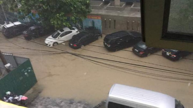 Mưa lớn cuối giờ chiều, nhiều tuyến phố Hà Nội ngập sâu trong nước - Ảnh 7.