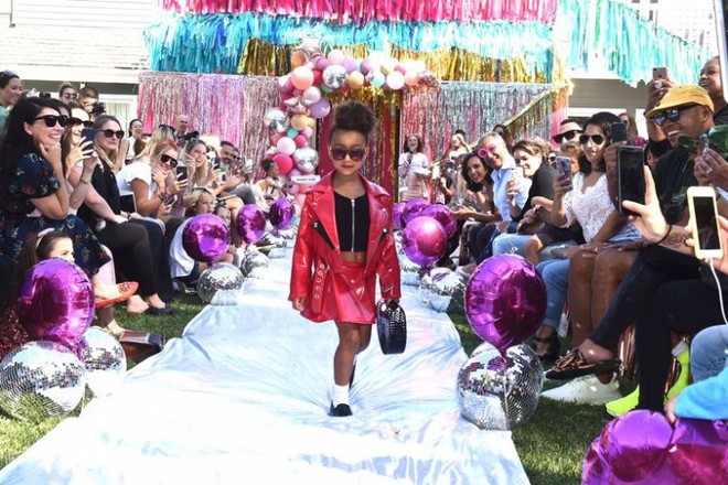 Con gái rượu của Kim Kardashian lần đầu tiên sải bước trên sàn diễn thời trang - Ảnh 3.