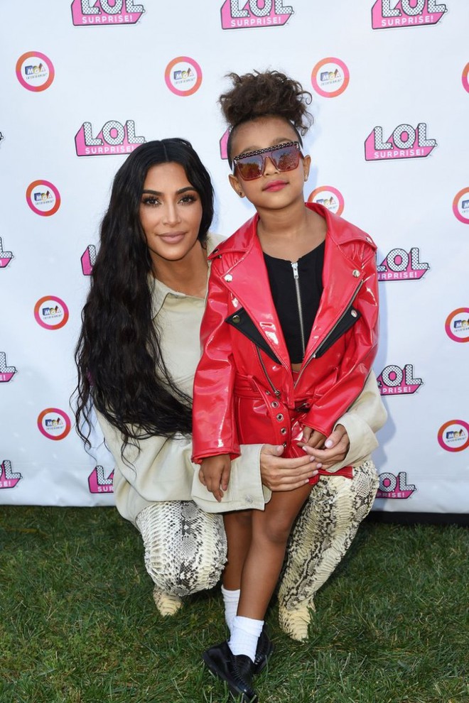 Con gái rượu của Kim Kardashian lần đầu tiên sải bước trên sàn diễn thời trang - Ảnh 4.