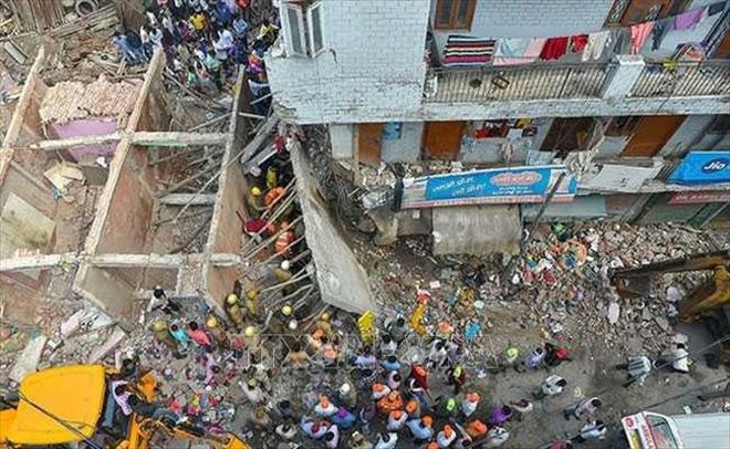 Tòa nhà 3 tầng bất ngờ đổ sập, ít nhất 2 trẻ em thiệt mạng - Ảnh 1.