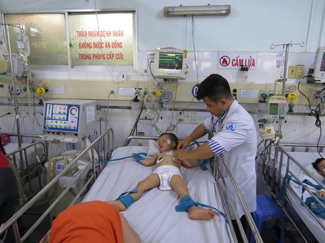 Hàng trăm trẻ nhập viện vì bệnh tay chân miệng - Ảnh 2.