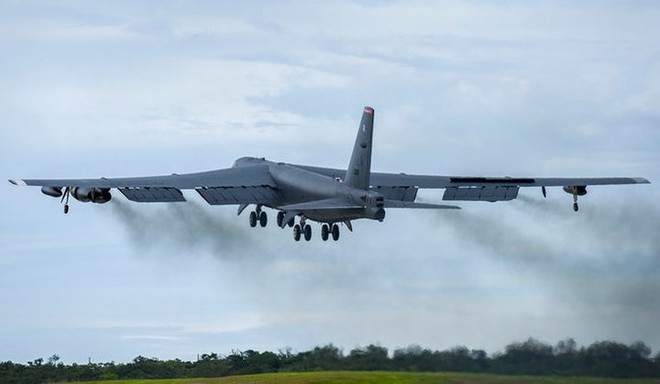 Ảnh: B-52 của Mỹ bay qua Biển Đông hai lần trong một tuần - Ảnh 1.