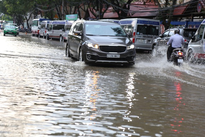 Phố nhà giàu ở Sài Gòn ngập sau mưa - Ảnh 2.