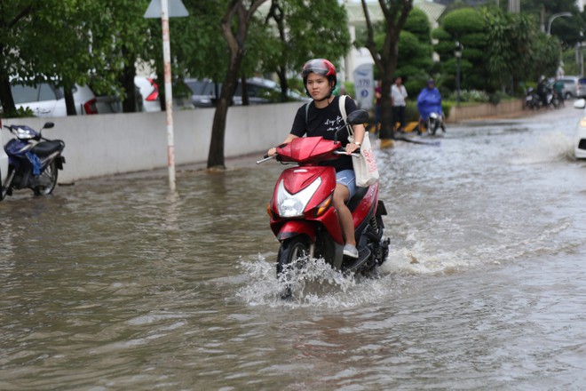 Phố nhà giàu ở Sài Gòn ngập sau mưa - Ảnh 3.