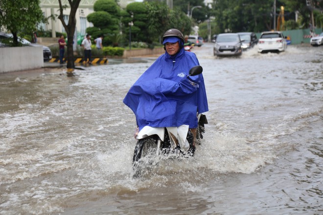 Phố nhà giàu ở Sài Gòn ngập sau mưa - Ảnh 4.