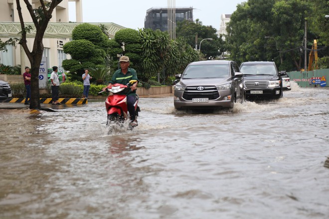 Phố nhà giàu ở Sài Gòn ngập sau mưa - Ảnh 5.