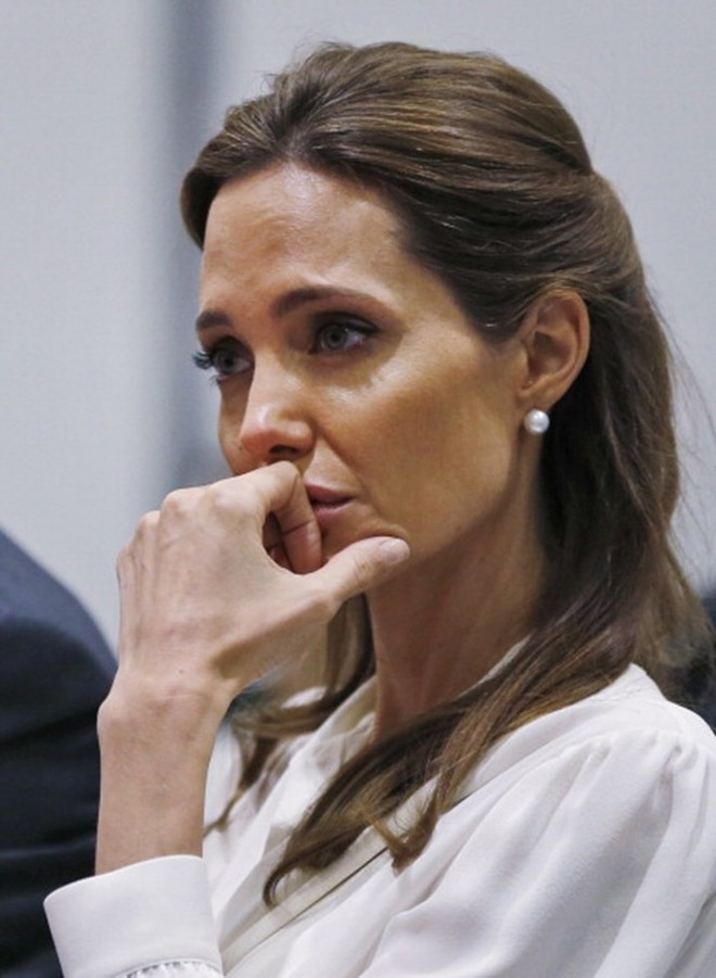 Thực hư thông tin Angelina Jolie khóc lóc đòi quay lại với Brad Pitt? - Ảnh 1.