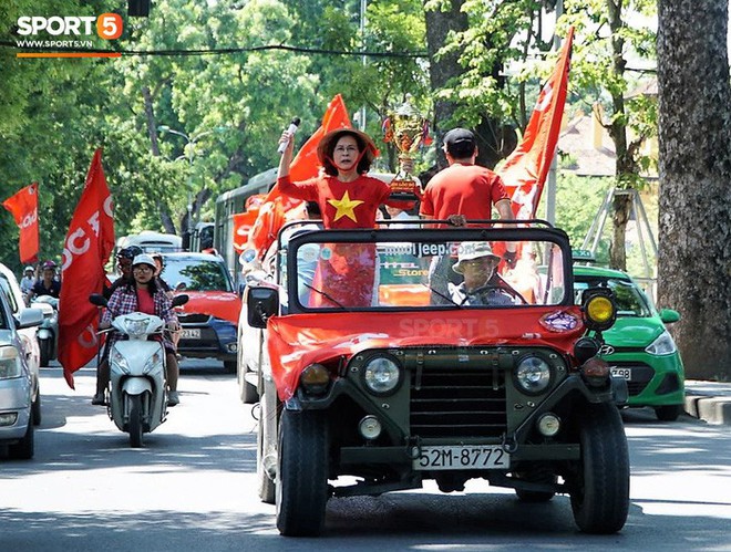 Trọng Đại cùng CĐV diễu hành chờ ngày tượng đài Thể Công trở lại V.League - Ảnh 4.