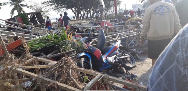 Video, ảnh: Cầu đường biến dạng đến không nhận ra nổi sau thảm họa động đất Indonesia - Ảnh 4.