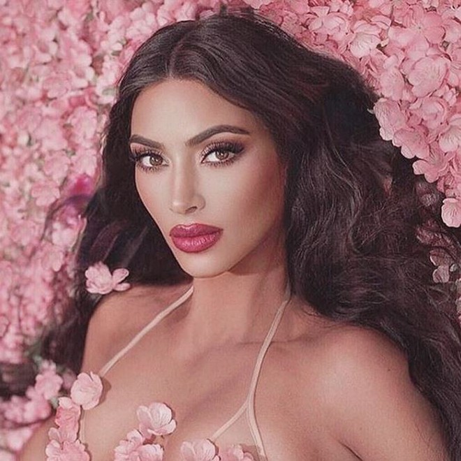 Kim Kardashian khoe dáng ‘đồng hồ cát’ trứ danh ở New York   - Ảnh 6.