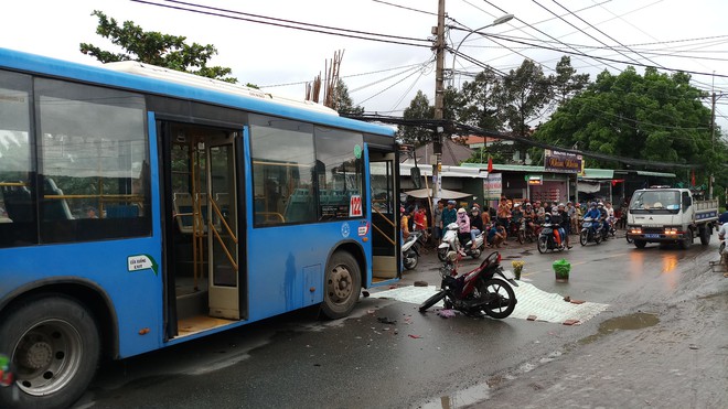 Xe máy tông trực diện xe buýt ở Sài Gòn, 2 người thương vong - Ảnh 1.
