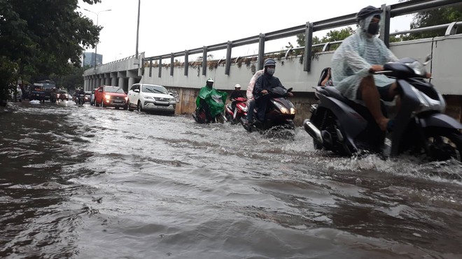 Mưa trắng trời, nhiều phương tiện bì bõm trên các tuyến đường ở Sài Gòn - Ảnh 1.