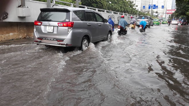 Mưa trắng trời, nhiều phương tiện bì bõm trên các tuyến đường ở Sài Gòn - Ảnh 3.