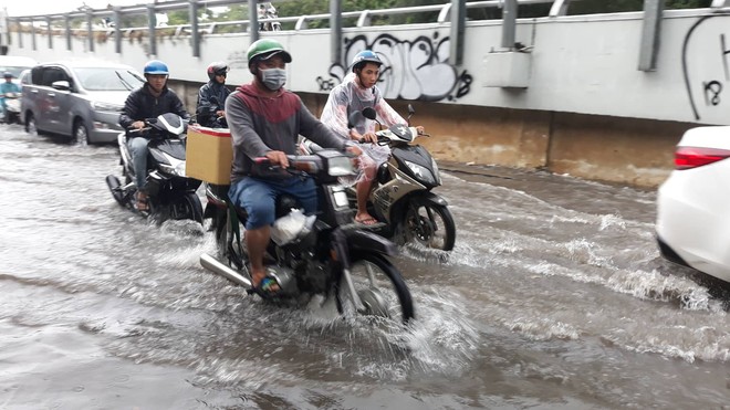 Mưa trắng trời, nhiều phương tiện bì bõm trên các tuyến đường ở Sài Gòn - Ảnh 6.