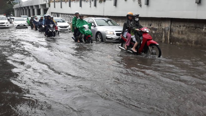 Mưa trắng trời, nhiều phương tiện bì bõm trên các tuyến đường ở Sài Gòn - Ảnh 7.